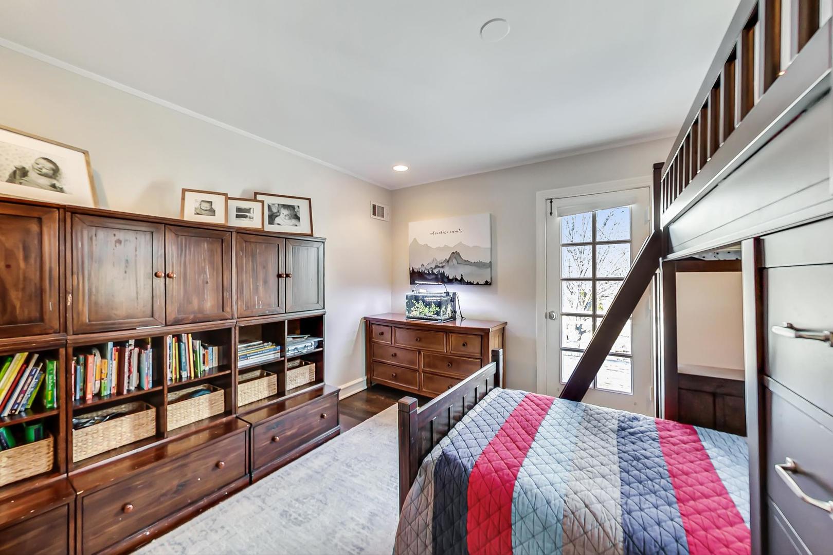 206 Green Bay Road Winnetka, IL 60093 - Photo 24 of 45 a bedroom with furniture and a book shelf