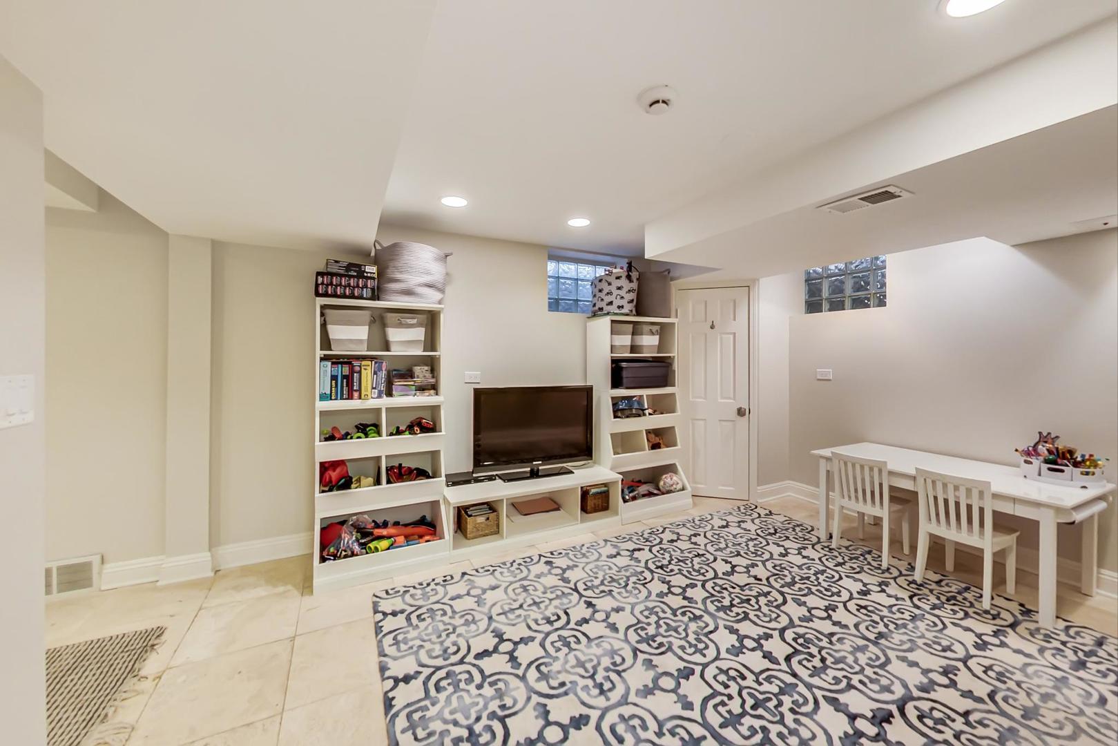 206 Green Bay Road Winnetka, IL 60093 - Photo 33 of 45 a room with furniture and a flat screen tv