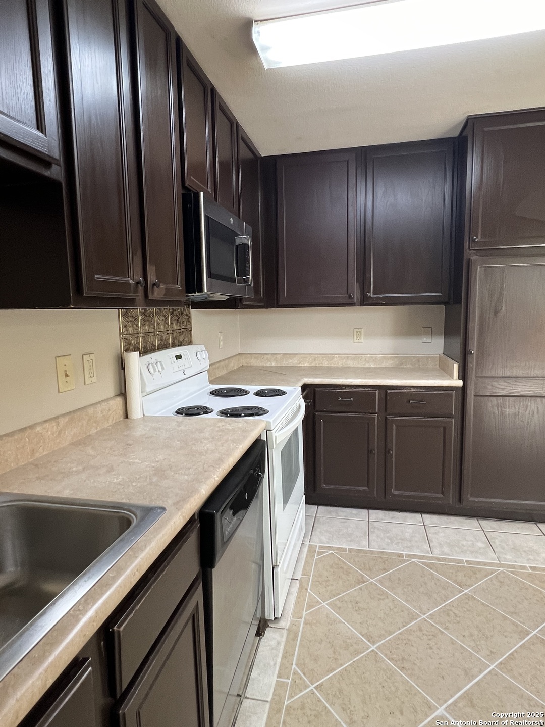 9140 Timber Path, Unit 802 San Antonio, TX 78250 - Photo 11 of 29 a kitchen with stainless steel appliances granite countertop a sink stove and refrigerator