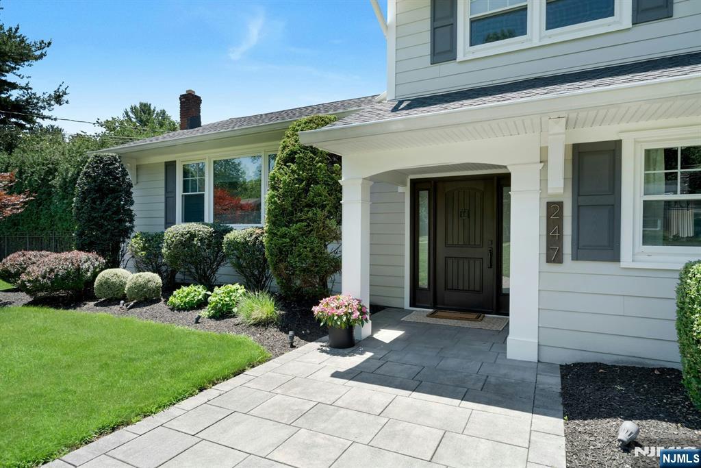 247 Oldwoods Road Franklin Lakes, NJ 07417 - Photo 2 of 26