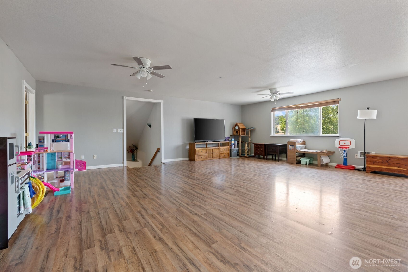 802 State Street Centralia, WA 98531 - Photo 21 of 40 a living room with furniture and a wooden floor