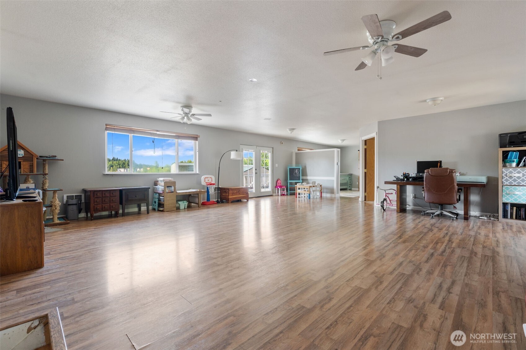 802 State Street Centralia, WA 98531 - Photo 22 of 40 a living room with furniture and wooden floor