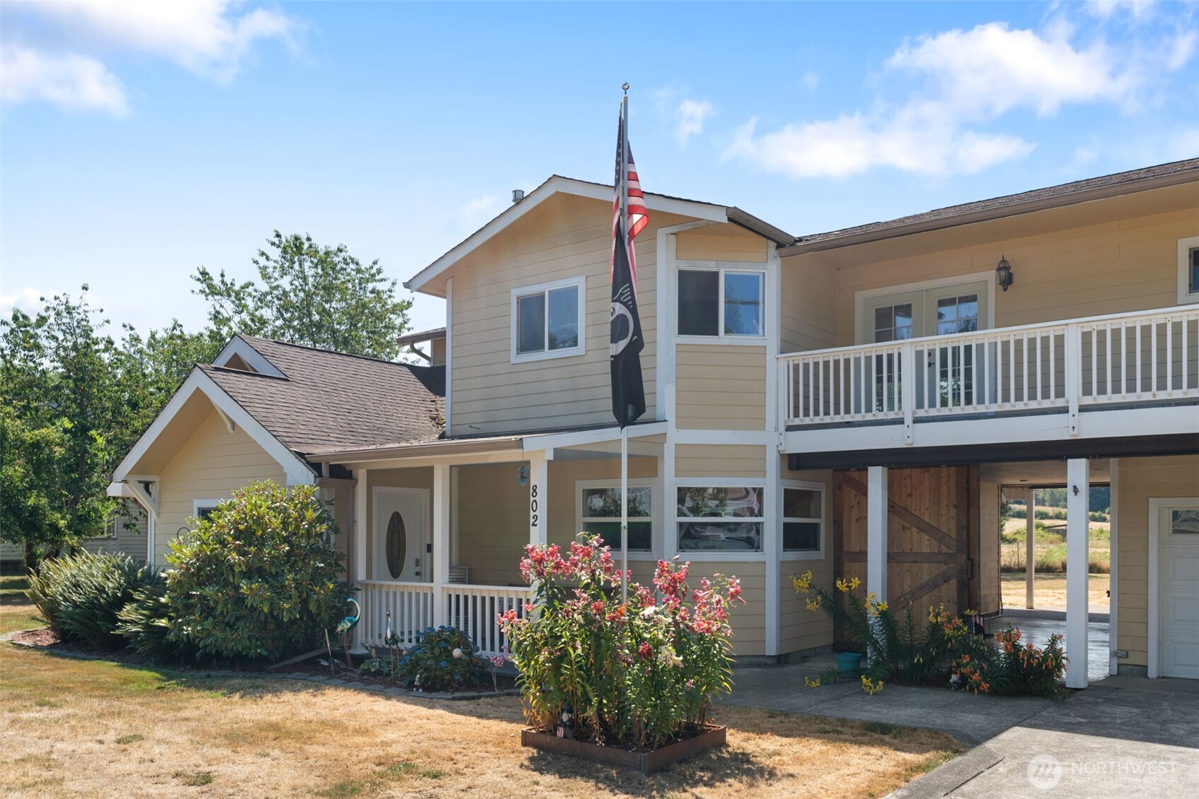 802 State Street Centralia, WA 98531 - Photo 3 of 40 a front view of a house with garden
