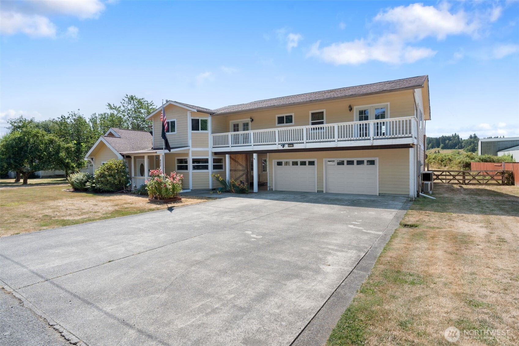 802 State Street Centralia, WA 98531 - Photo 32 of 40 a front view of a house with a yard and garage