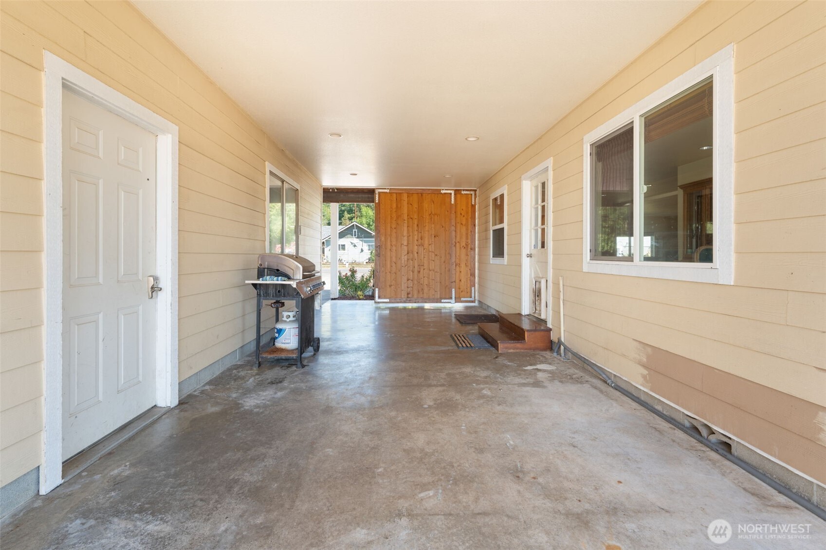802 State Street Centralia, WA 98531 - Photo 35 of 40 a view of an empty room with a window