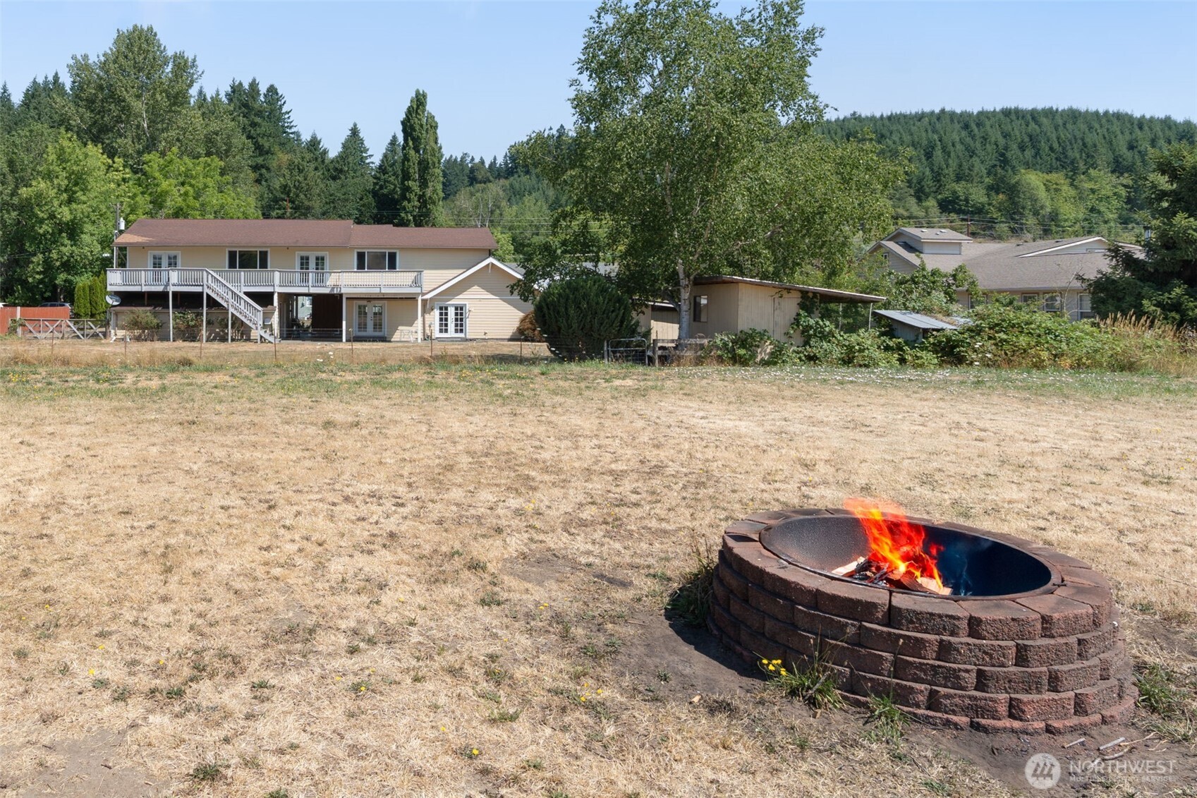 802 State Street Centralia, WA 98531 - Photo 37 of 40 a backyard of a house with table and chairs