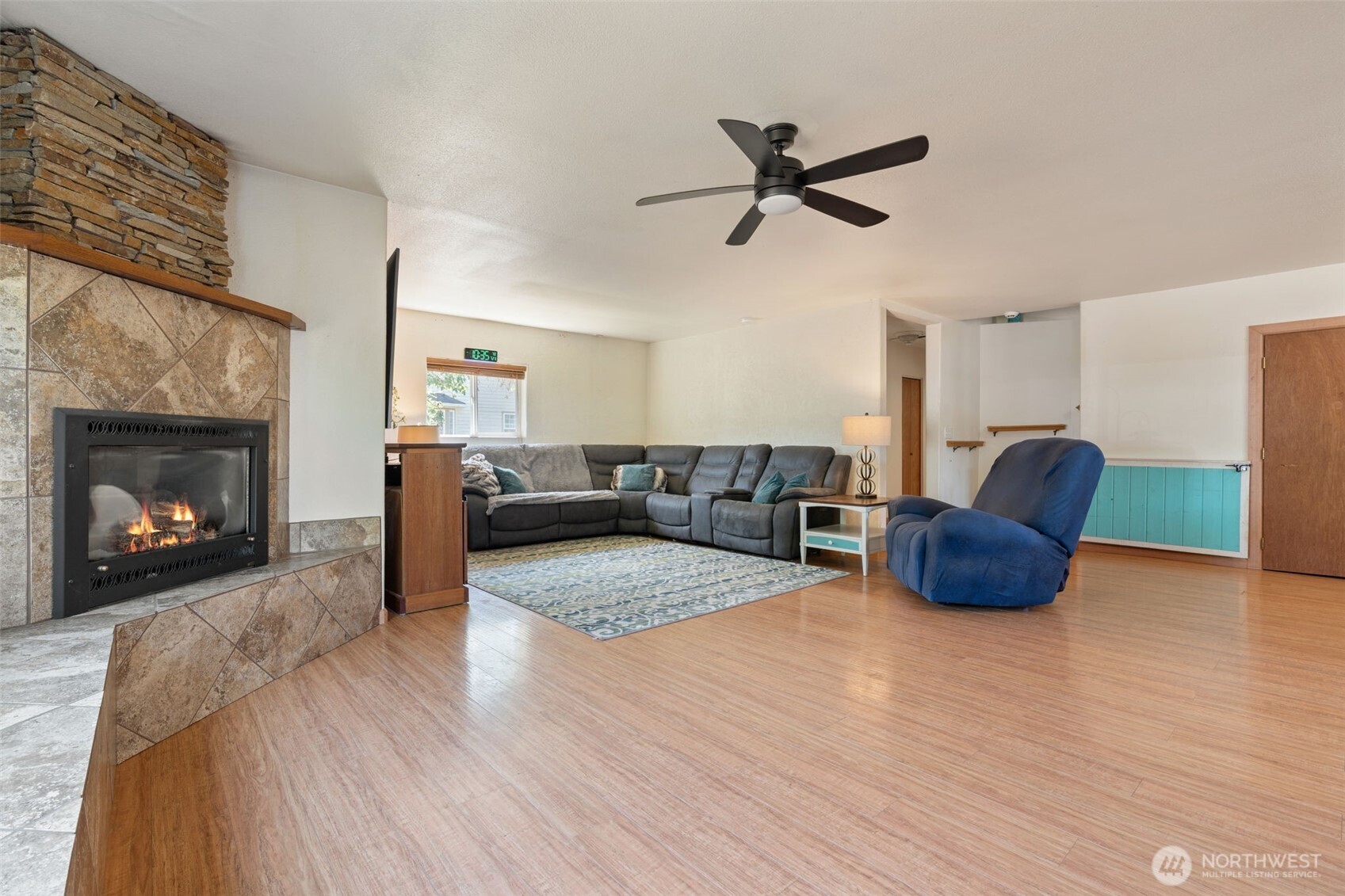 802 State Street Centralia, WA 98531 - Photo 5 of 40 a living room with furniture and a fireplace