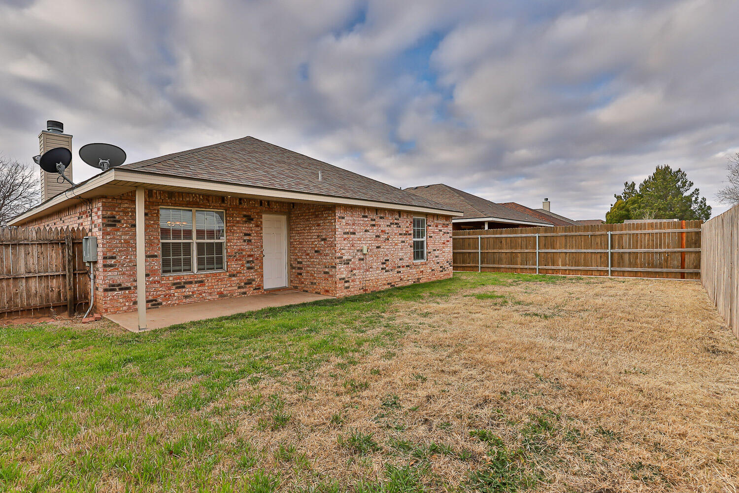 6520 92nd Street Lubbock, TX 79424 - Photo 4 of 30 a front view of a house with garden