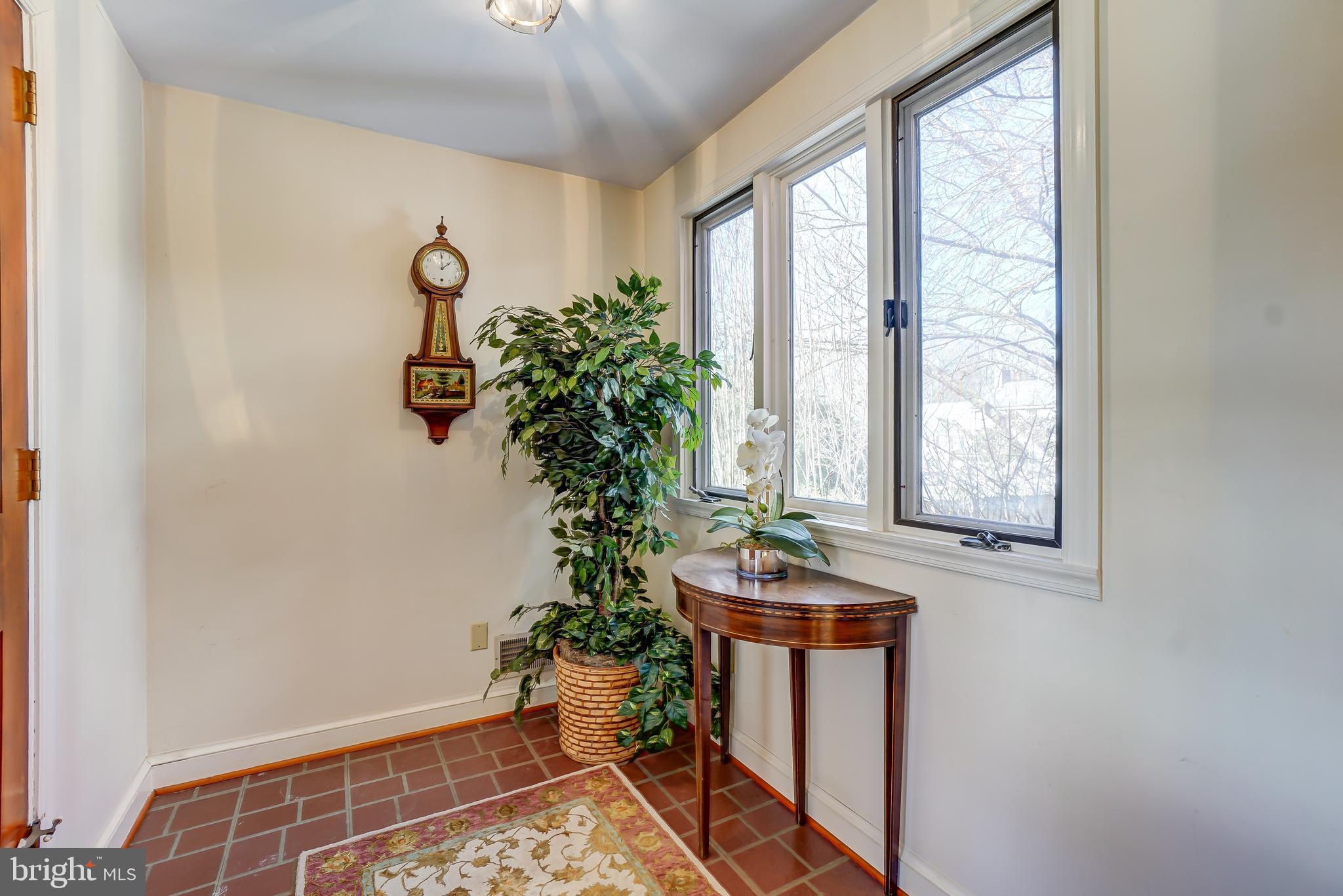 5308 Wakefield Road Bethesda, MD 20816 - Photo 5 of 38