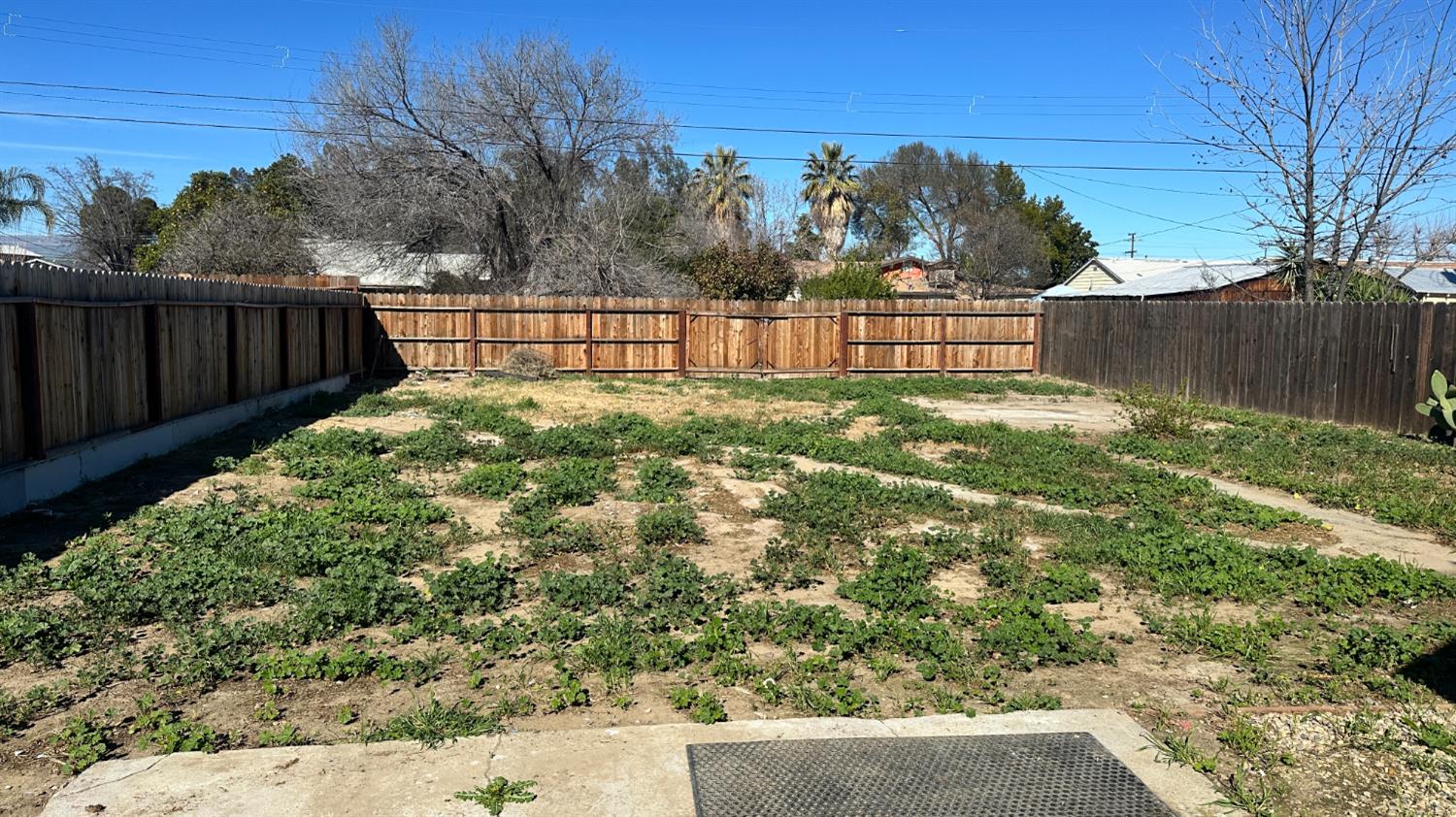 749 East Pleasant Street Coalinga, CA 93210 - Photo 11 of 16 a view of a backyard with wooden fence