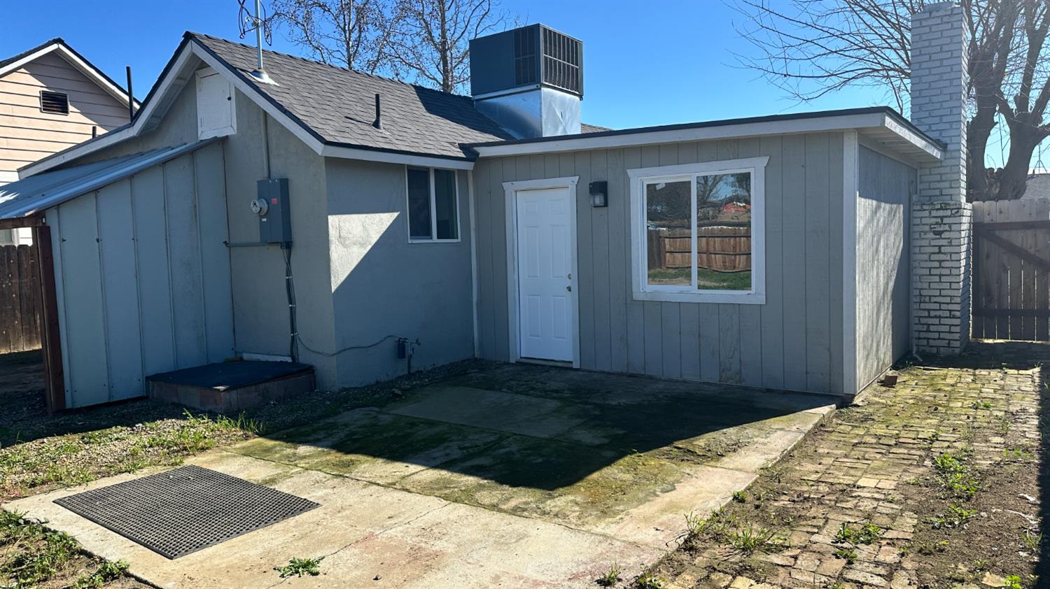 749 East Pleasant Street Coalinga, CA 93210 - Photo 13 of 16 a view of a house with a tub