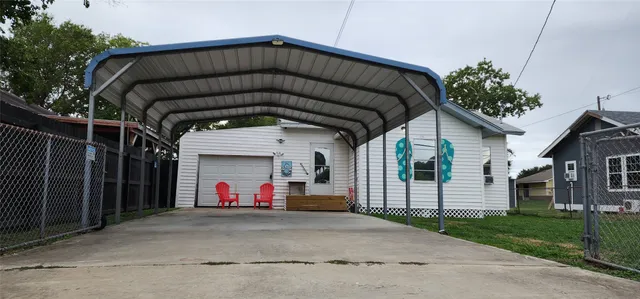 a view of entryway of house