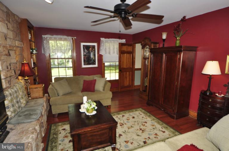 6779 Riley Road Warrenton, VA 20187 - Photo 22 of 30 Family Room