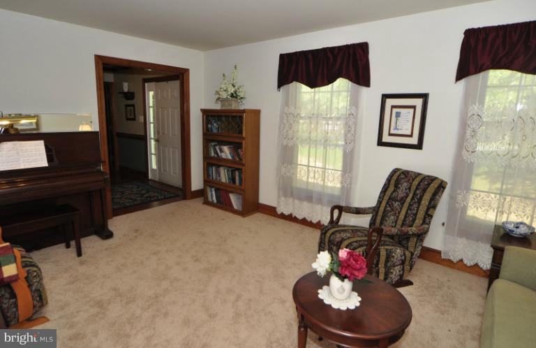 6779 Riley Road Warrenton, VA 20187 - Photo 7 of 30 Living Room