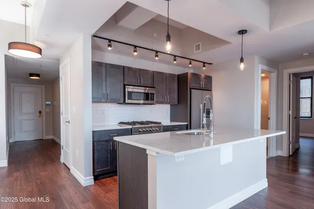 $1,909 | 90 State Street, Albany, NY 12207