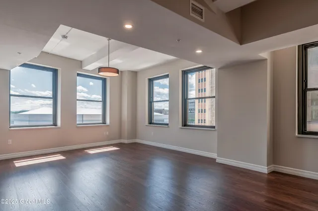 $1,909 | 90 State Street, Albany, NY 12207