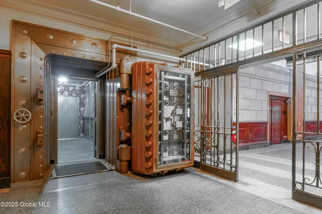 $1,909 | 90 State Street, Albany, NY 12207