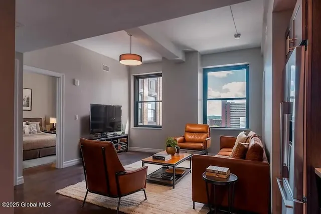 $1,909 | 90 State Street, Albany, NY 12207