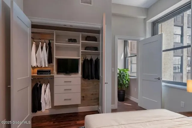 $1,909 | 90 State Street, Albany, NY 12207