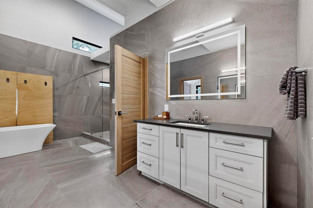 8839 Southern Shore Kemp, TX 75143 - Photo 14 of 40 a bath room with a sink a mirror and a bathtub