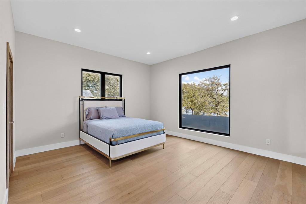 8839 Southern Shore Kemp, TX 75143 - Photo 18 of 40 a room with a bed and a window