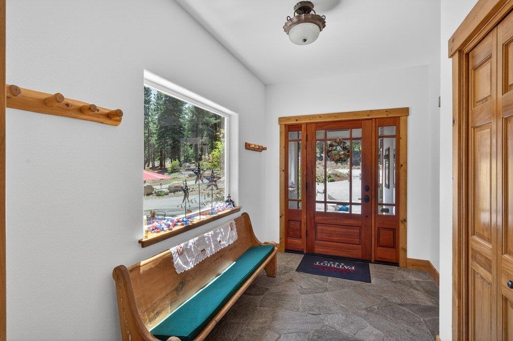 10983 Beacon Road Truckee, CA 96161 - Photo 5 of 28