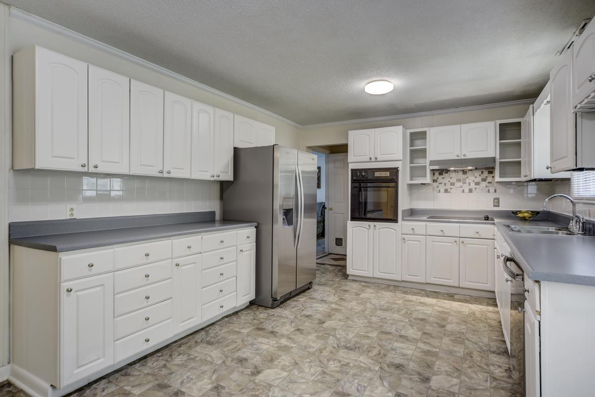131 Dennis Road Hendersonville, TN 37075 - Photo 11 of 30 Kitchen with Tile Backsplash
