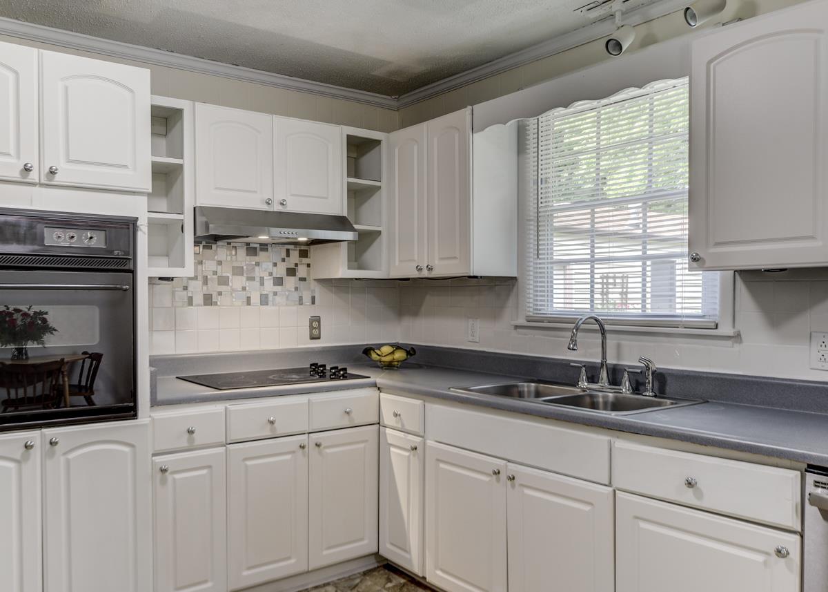 131 Dennis Road Hendersonville, TN 37075 - Photo 12 of 30 Kitchen with Built-In Appliances