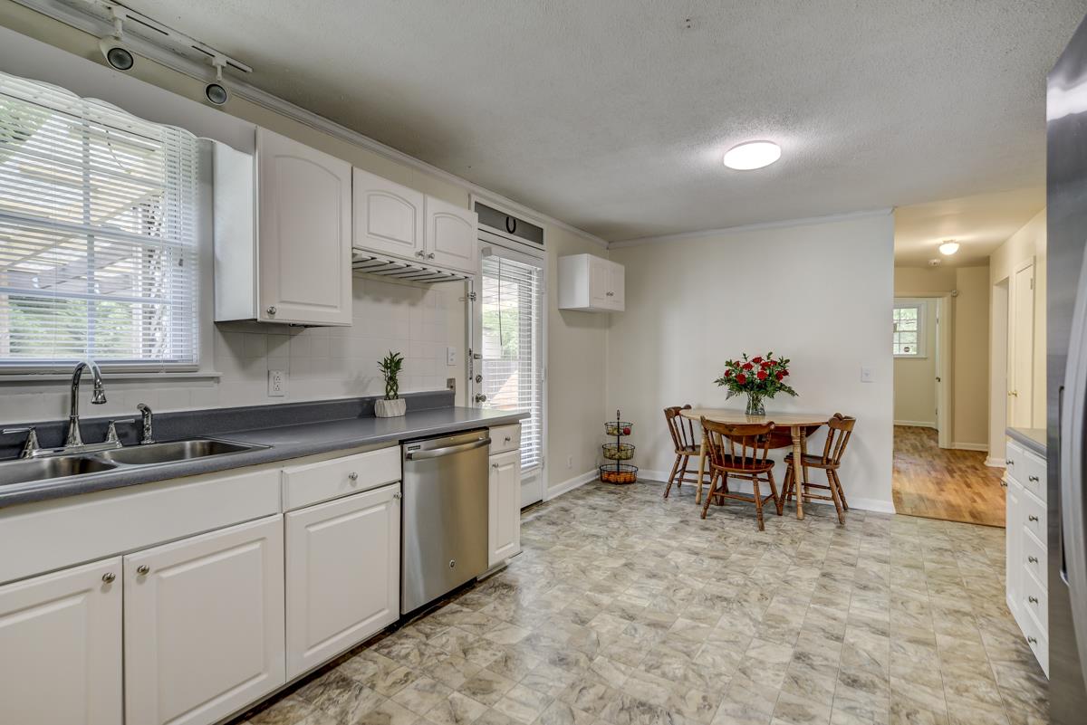 131 Dennis Road Hendersonville, TN 37075 - Photo 13 of 30 Kitchen with Dining Area