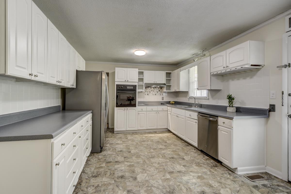 131 Dennis Road Hendersonville, TN 37075 - Photo 10 of 30 Huge Kitchen with Extra Cabinets & Countertop Space