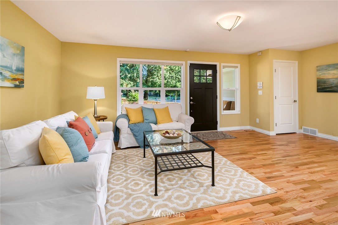 9903 232nd Street Southwest Edmonds, WA 98020 - Photo 4 of 25 Gallery Image 4