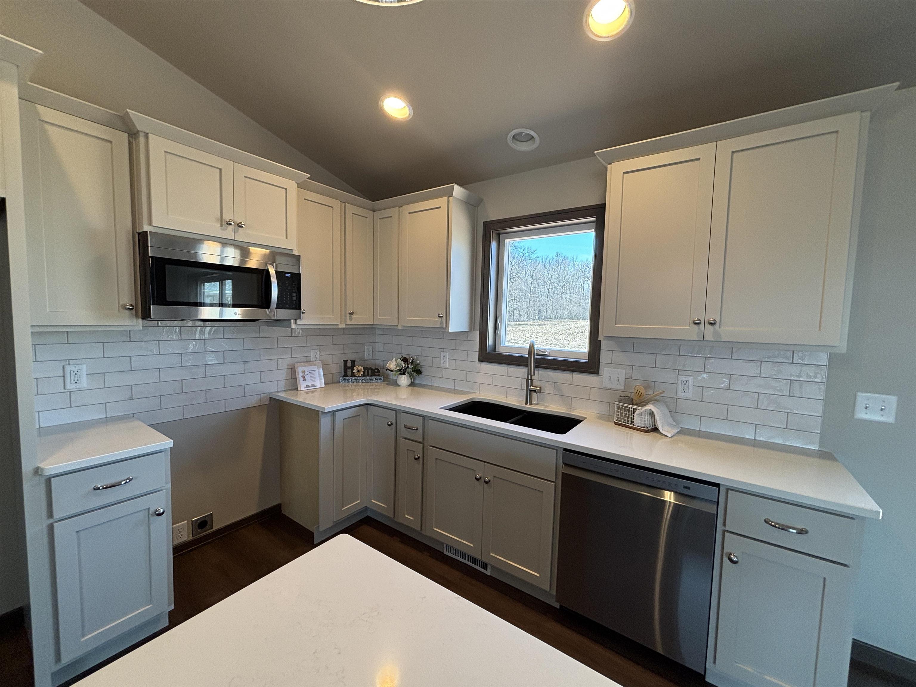 655 Reed Street Neenah, WI 54956 - Photo 3 of 8