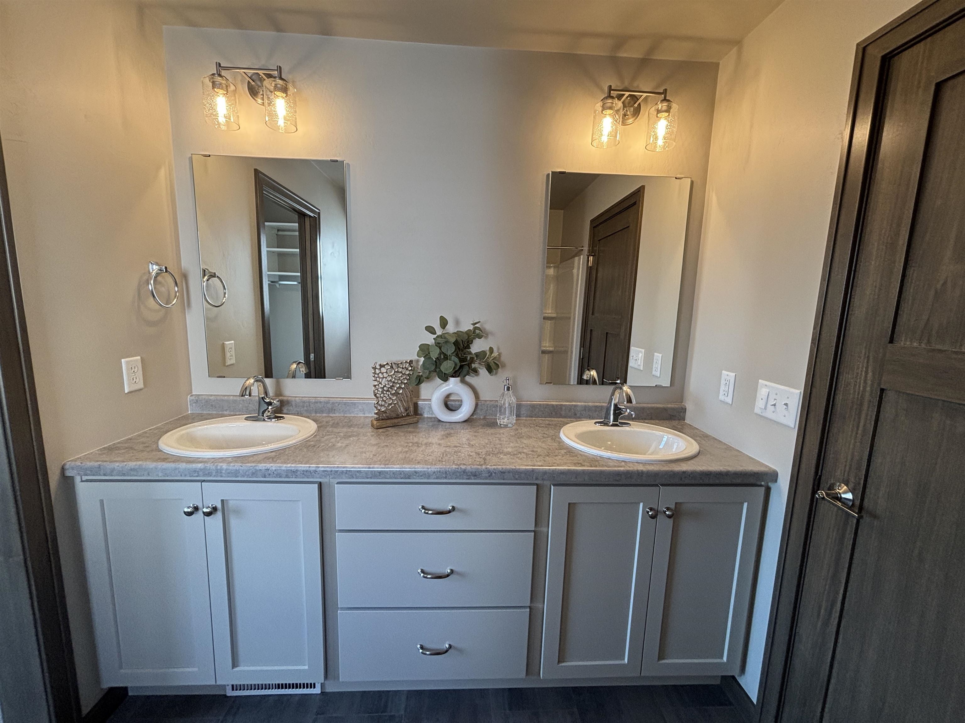 655 Reed Street Neenah, WI 54956 - Photo 7 of 8