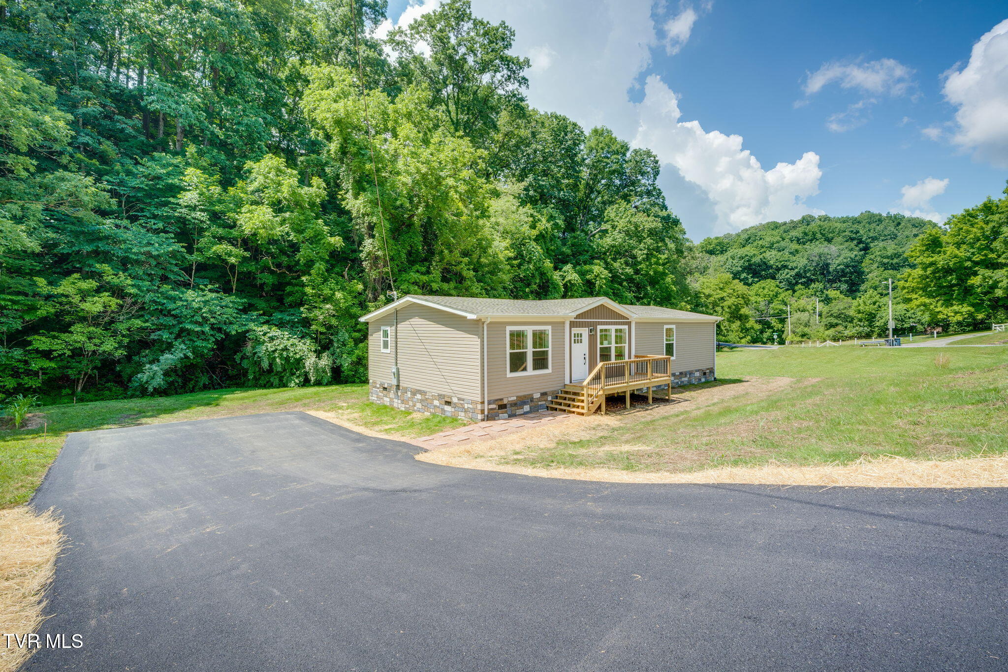 876 Bell Ridge Road Kingsport, TN 37660 - Photo 2 of 30 002