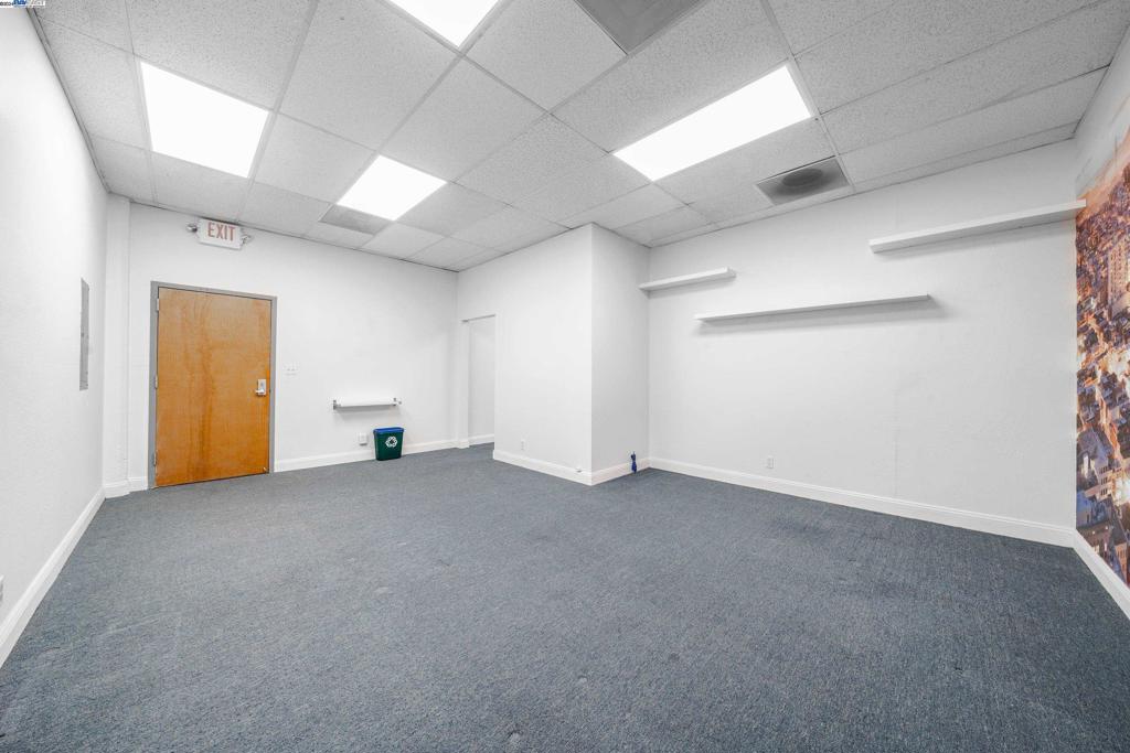 212 9th Street, Unit 208 Oakland, CA 94607 - Photo 4 of 13 an empty room with a natural light