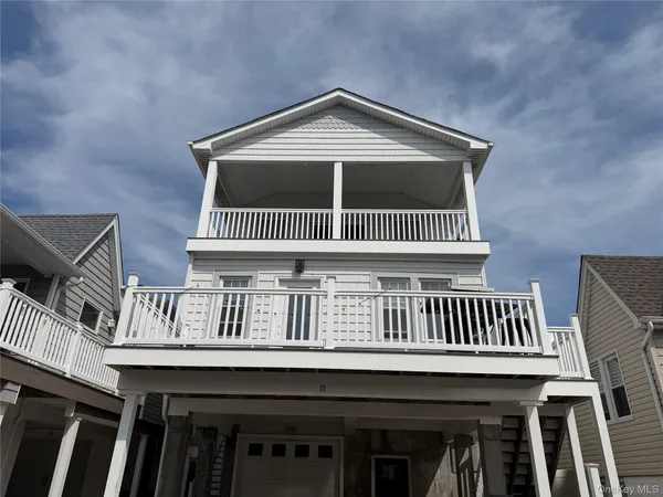 a view of entryway of house