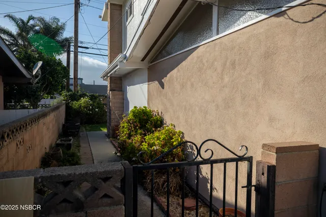 a view of a house with backyard and garden