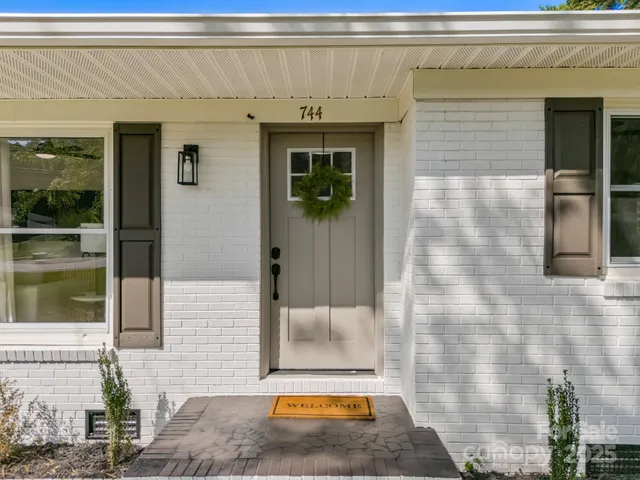 a view of entrance front of the house