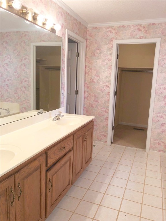 130 Holly Ridge Drive Anderson, SC 29621 - Photo 18 of 33 The master bath with ceramic tile flooring feature
