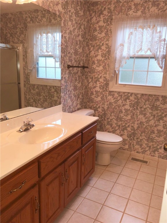 130 Holly Ridge Drive Anderson, SC 29621 - Photo 25 of 33 The hall bath has a tub/shower combo, ample cabine