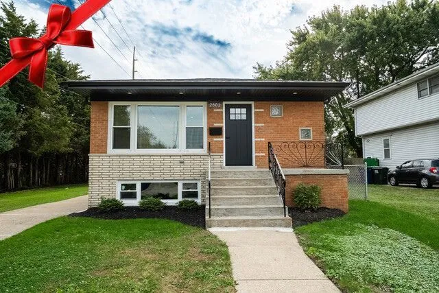 $439,999 | 2601 West 98th Place, Evergreen Park, IL 60805