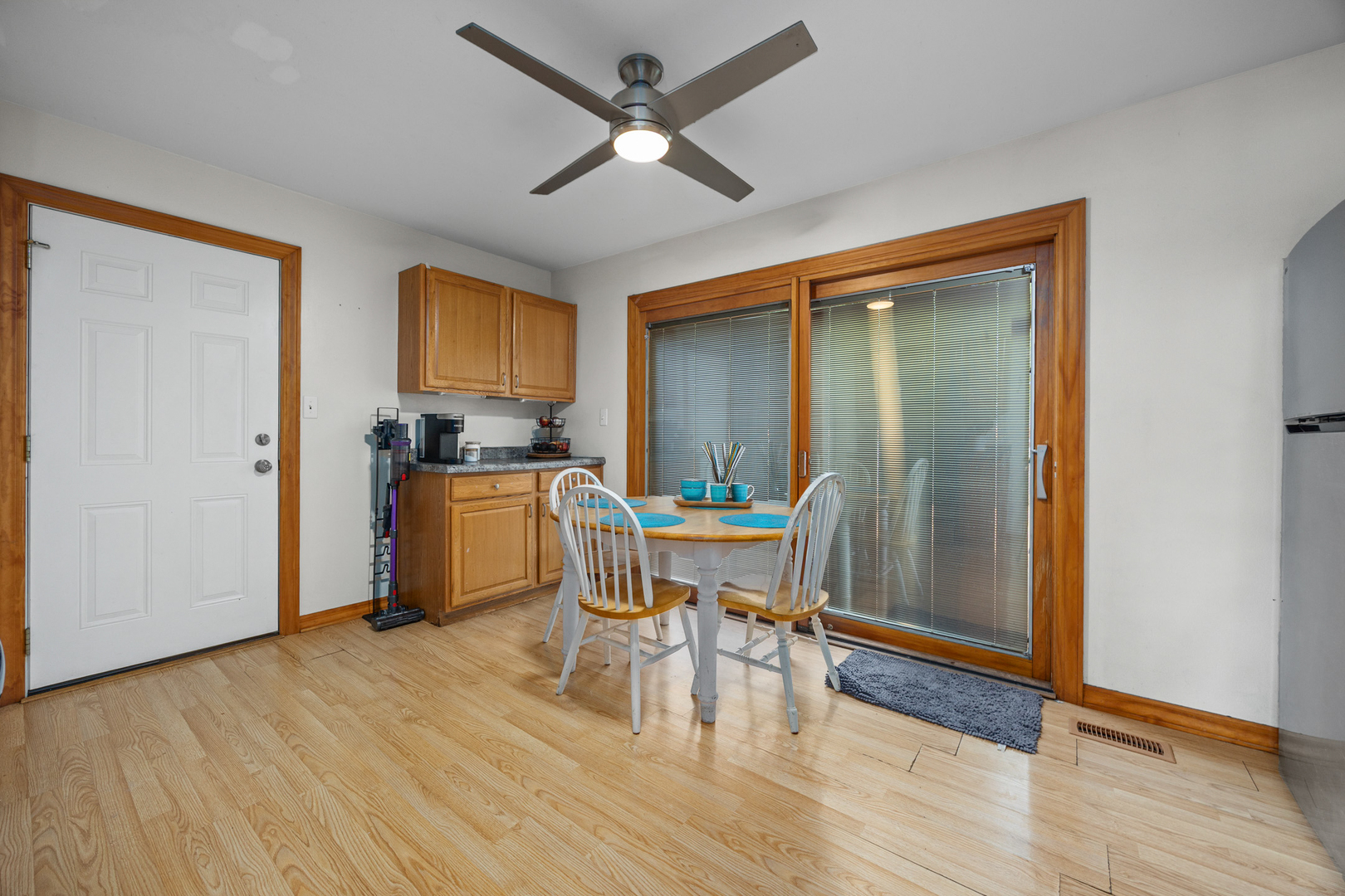 211 David Drive Streamwood, IL 60107 - Photo 7 of 24 a work place with a table and chairs in it