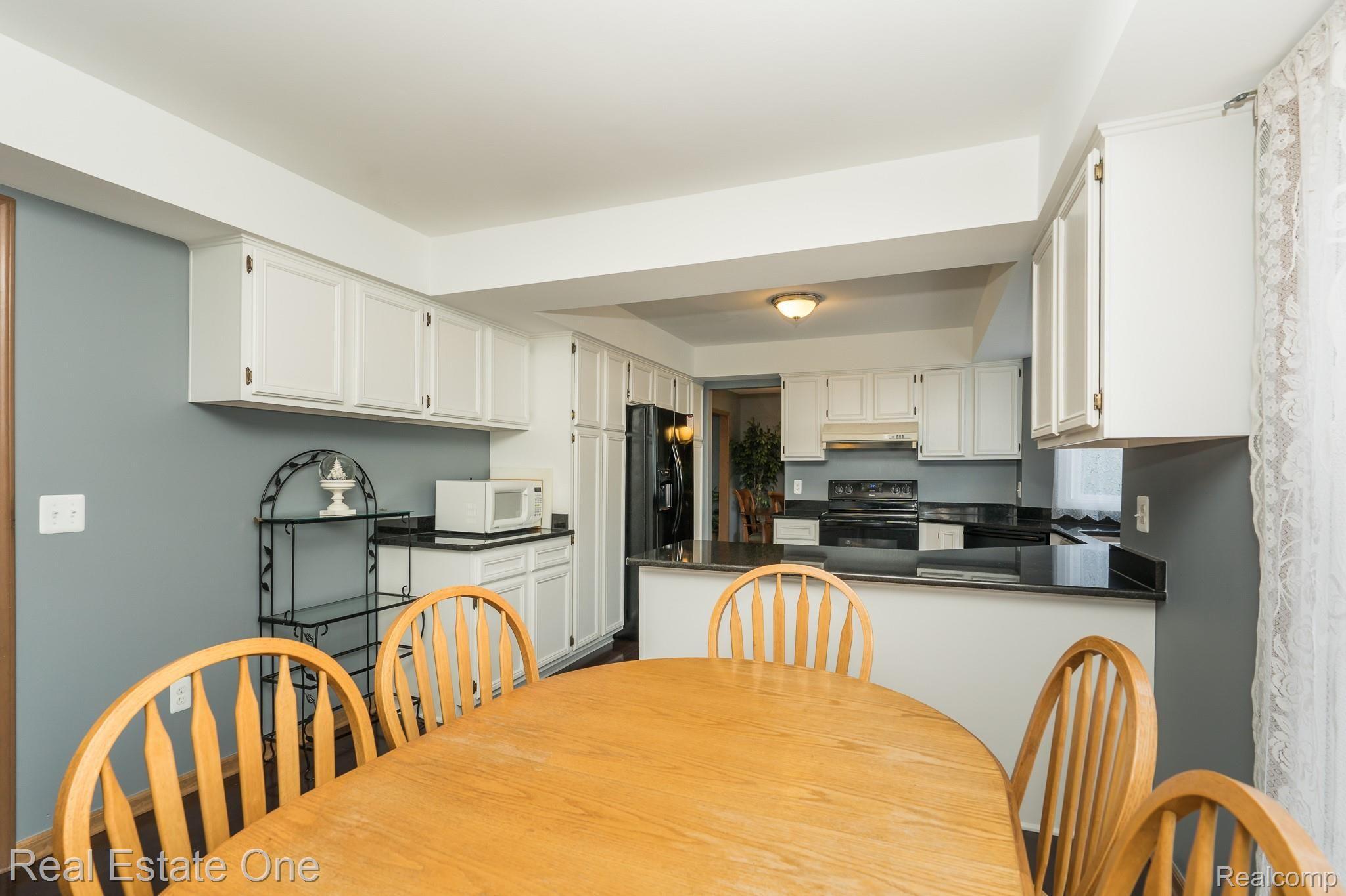 1401 Lomas Verdes Rochester, MI 48306 - Photo 12 of 42 LARGE 11 X 11 EATING AREA/NOOK - Lomas Verdes MLS-W023.jpg