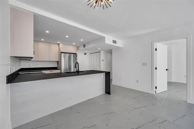 $3,200 | 345 Ocean Drive, Unit 508, Miami Beach, FL 33139