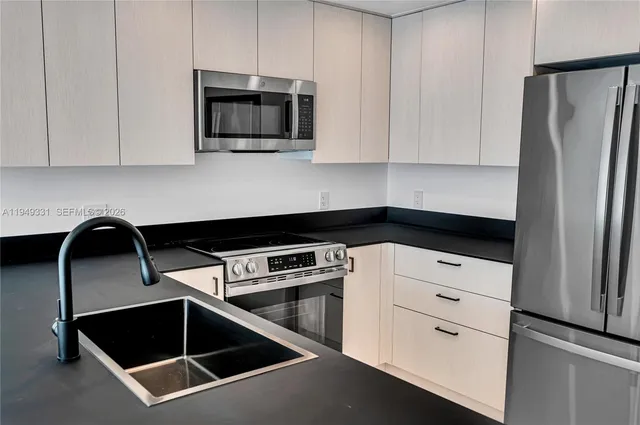 $3,200 | 345 Ocean Drive, Unit 508, Miami Beach, FL 33139