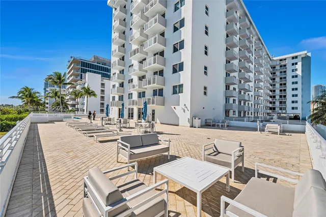$3,200 | 345 Ocean Drive, Unit 508, Miami Beach, FL 33139