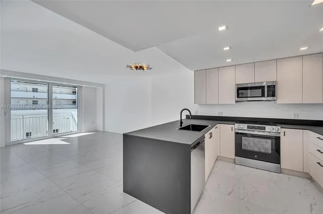 $3,200 | 345 Ocean Drive, Unit 508, Miami Beach, FL 33139