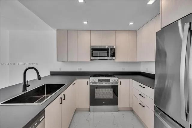 $3,200 | 345 Ocean Drive, Unit 508, Miami Beach, FL 33139