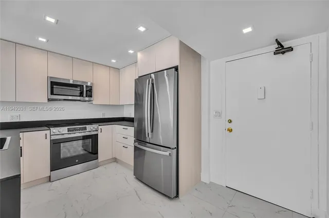 $3,200 | 345 Ocean Drive, Unit 508, Miami Beach, FL 33139