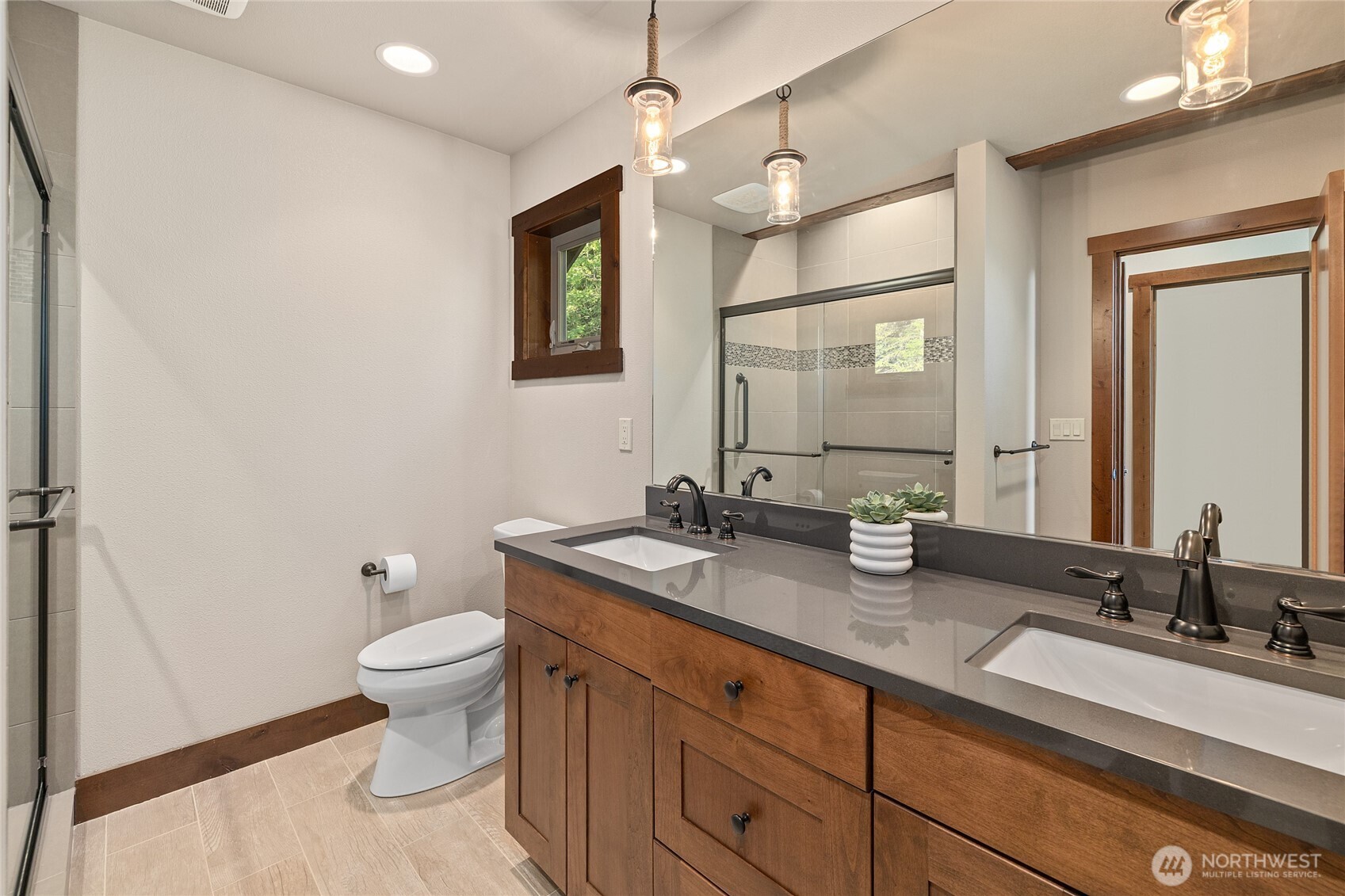 632 Trailside Drive Cle Elum, WA 98922 - Photo 24 of 39 a bathroom with a granite countertop sink and a mirror